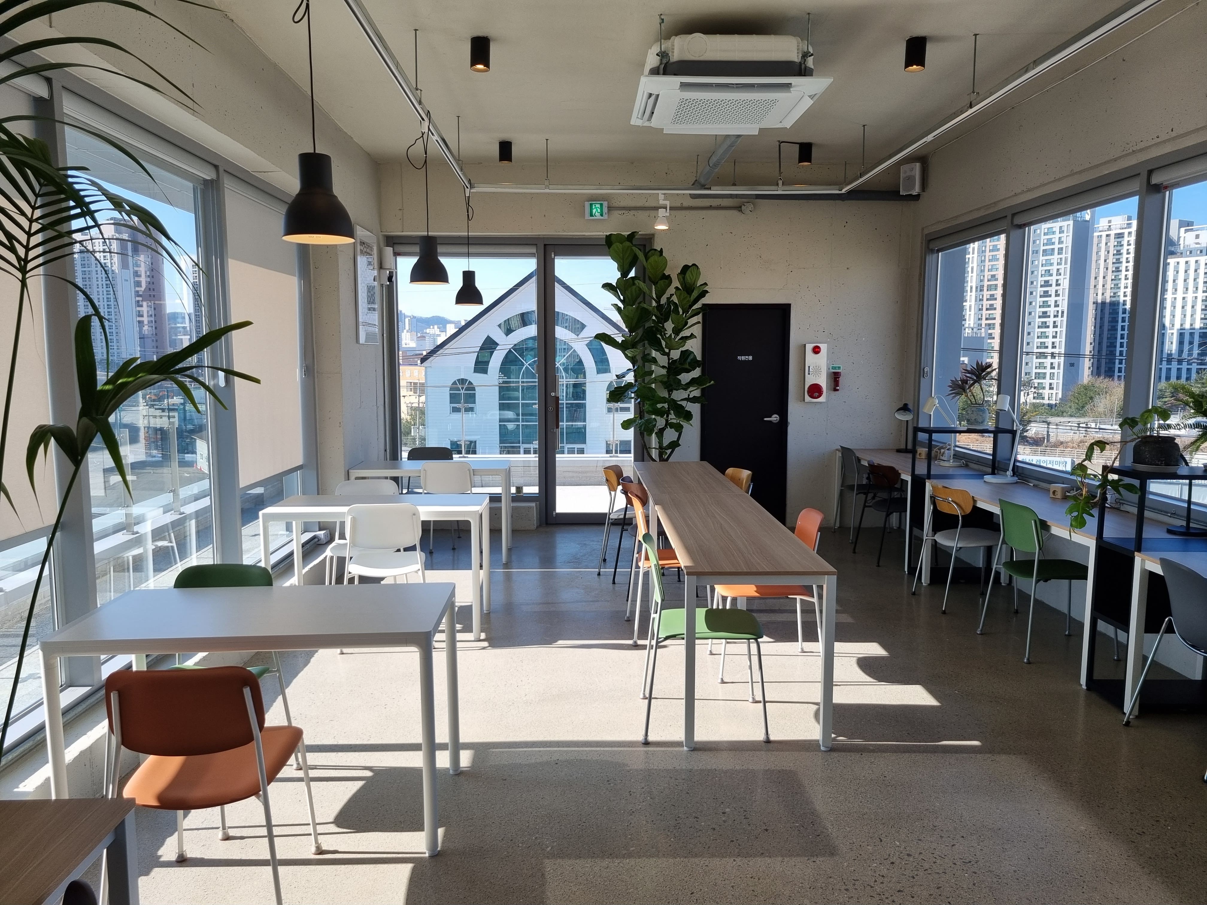 /user/s/sedamarchi/editor/2501/00aafb2531775a467bc6a9f5d49620e5_1735795268_1569.jpg 이미지크게보기